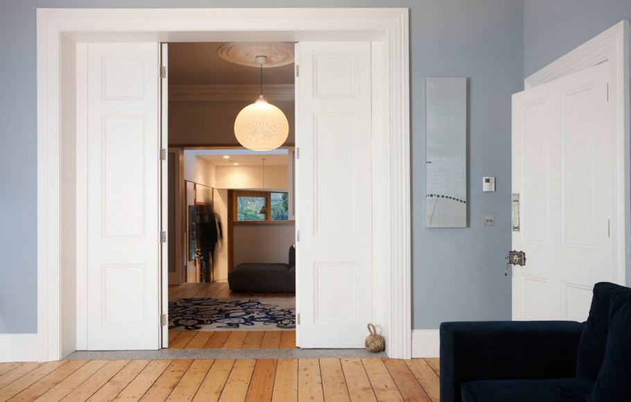 Белые двери в интерьере