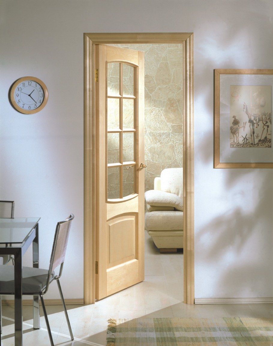 Дверь межкомнатная приоткрытая