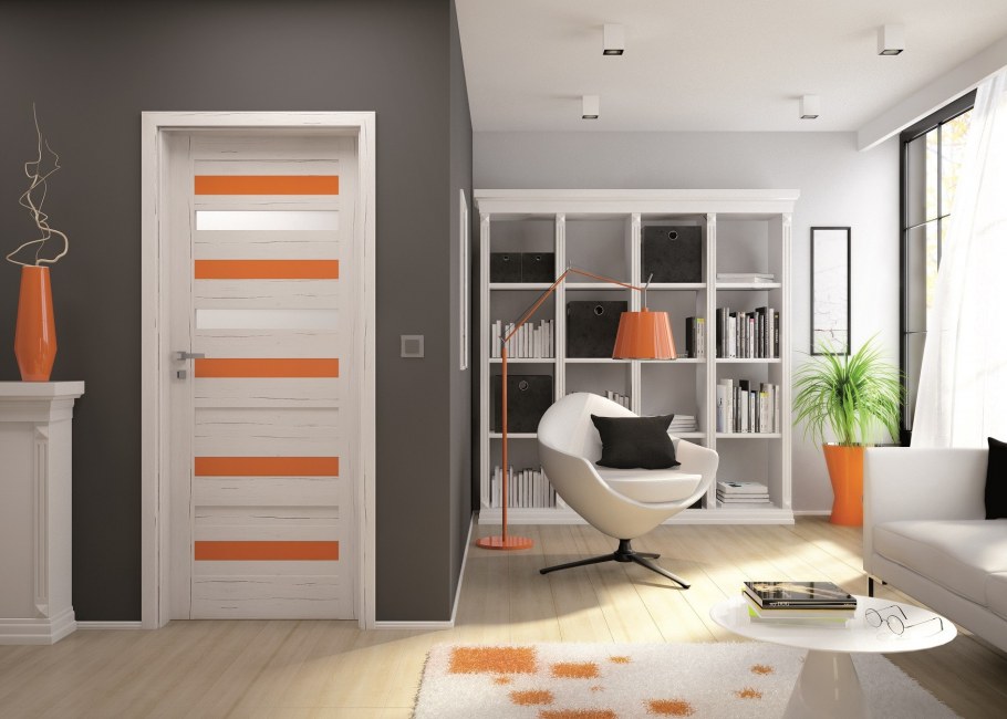 Оранжевые двери в интерьере