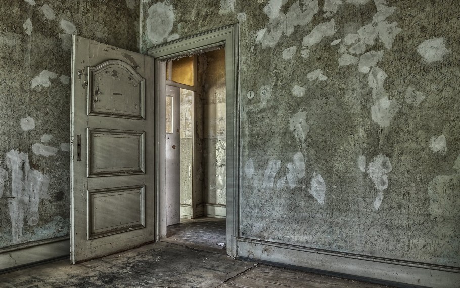 Стена с дверью