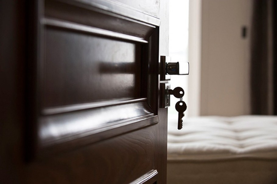 Приоткрытая дверь в квартиру