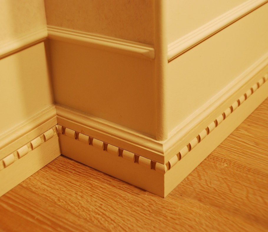 Потолочный плинтус из дерева