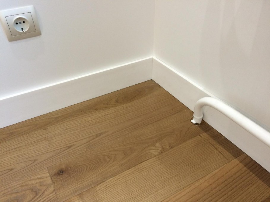 Широкий пластиковый плинтус