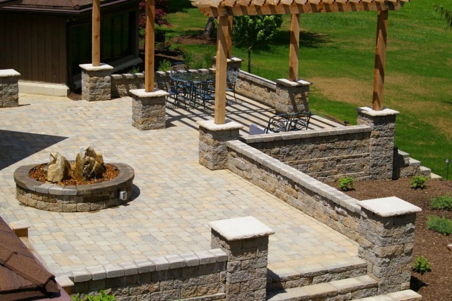 Итальянское патио с подпорной каменной стенкой