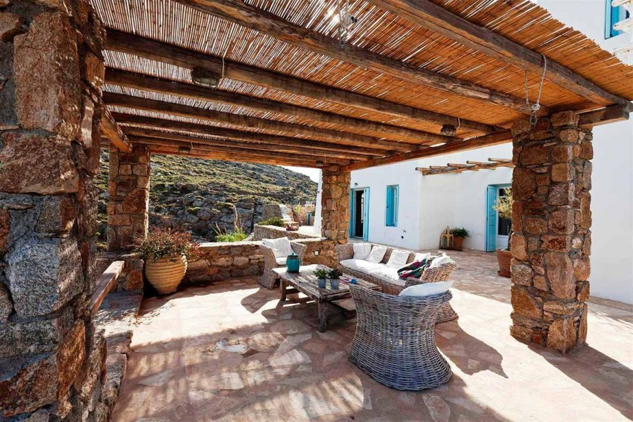 Беседка из камня и дерева