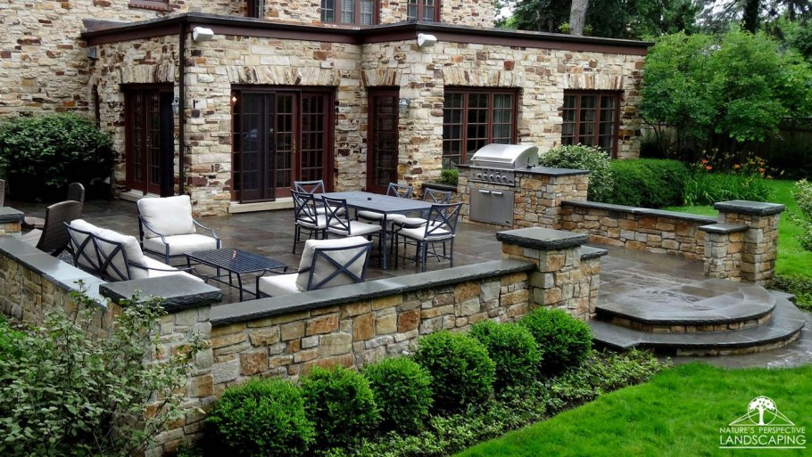 Веранда из дикого камня