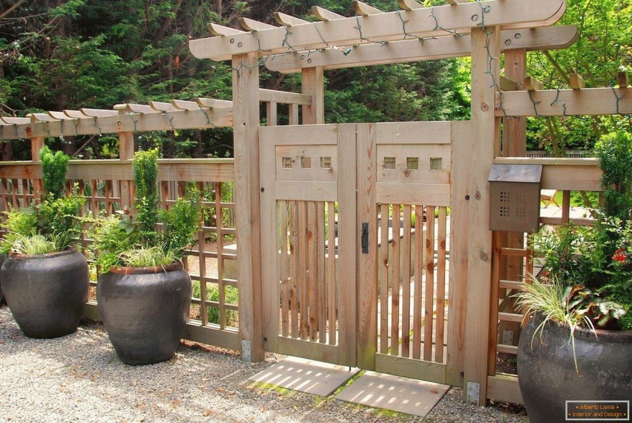 Деревянная калитка в японском стиле