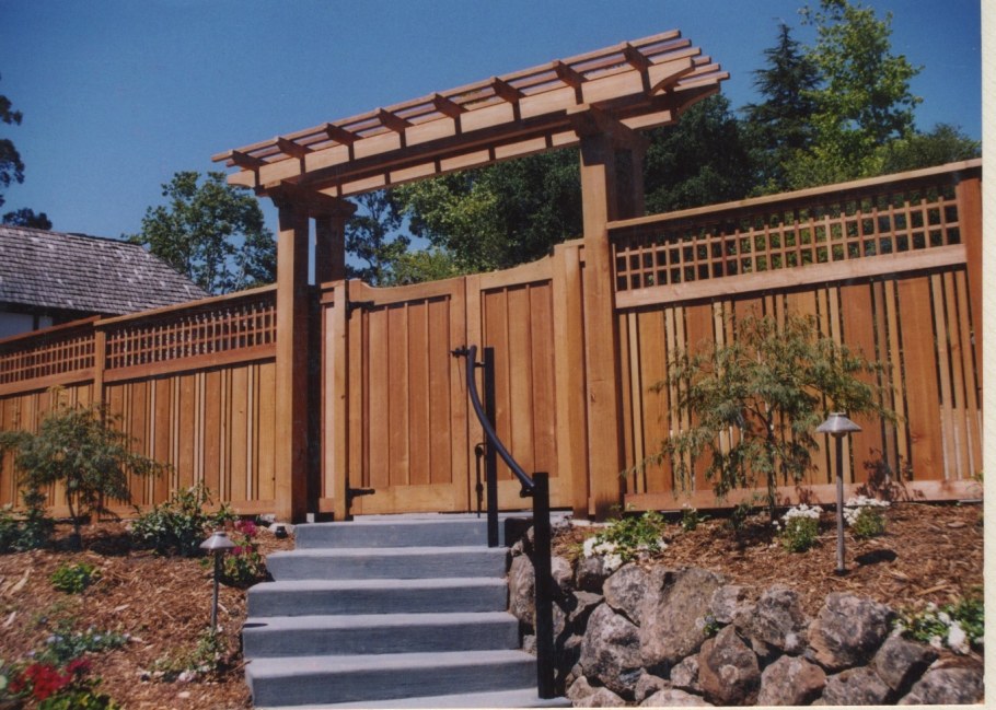 Деревянные ворота в японском стиле