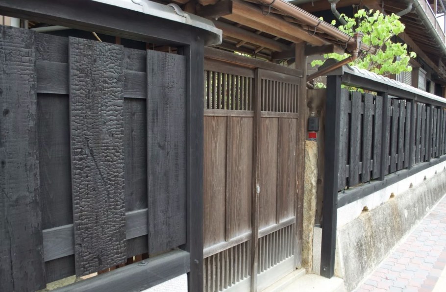 Забор из обожженного дерева