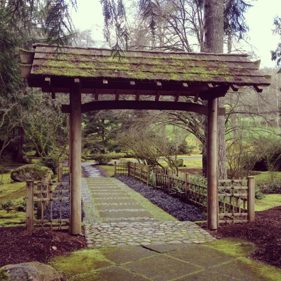 Японский заборчик в саду