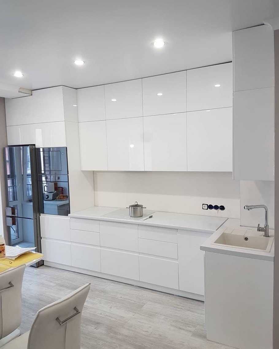 Белая глянцевая кухня