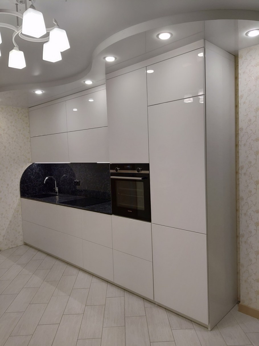 Белая глянцевая кухня без ручек