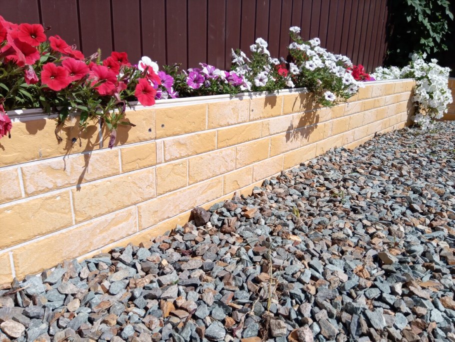 Приподнятые клумбы вдоль забора