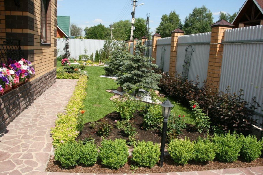 Клумба из бордюрного камня