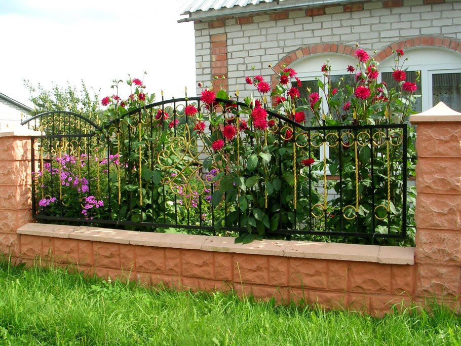 Клумба вдоль забора