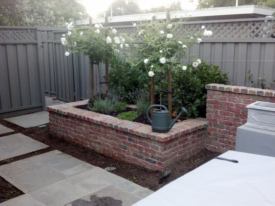 Палисад вдоль забора