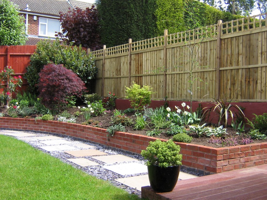 Ландшафт у забора