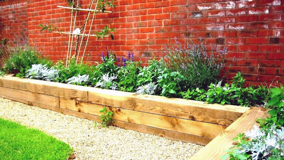 Узкая клумба вдоль забора