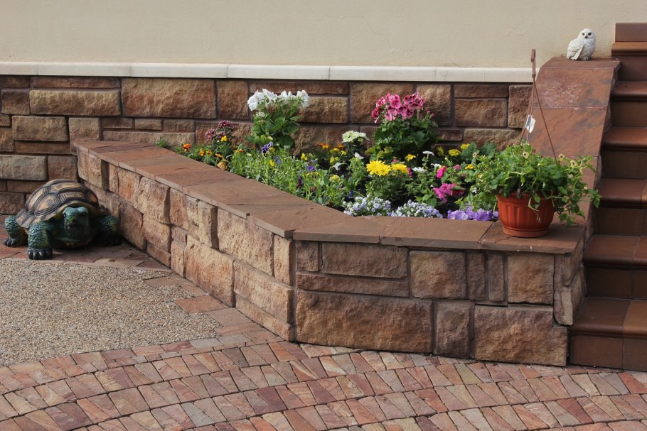 Угловая клумба