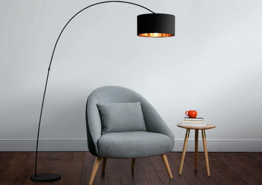 Торшер на фоне стены