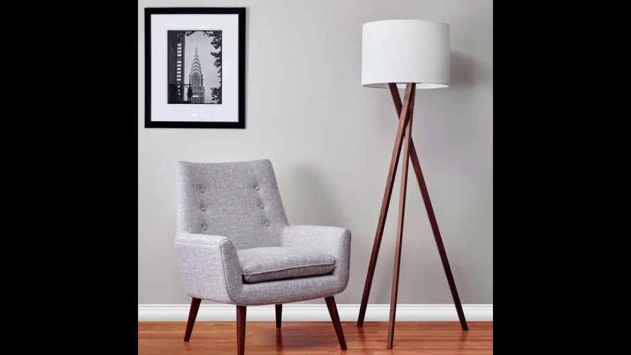 Современный торшер у кресла