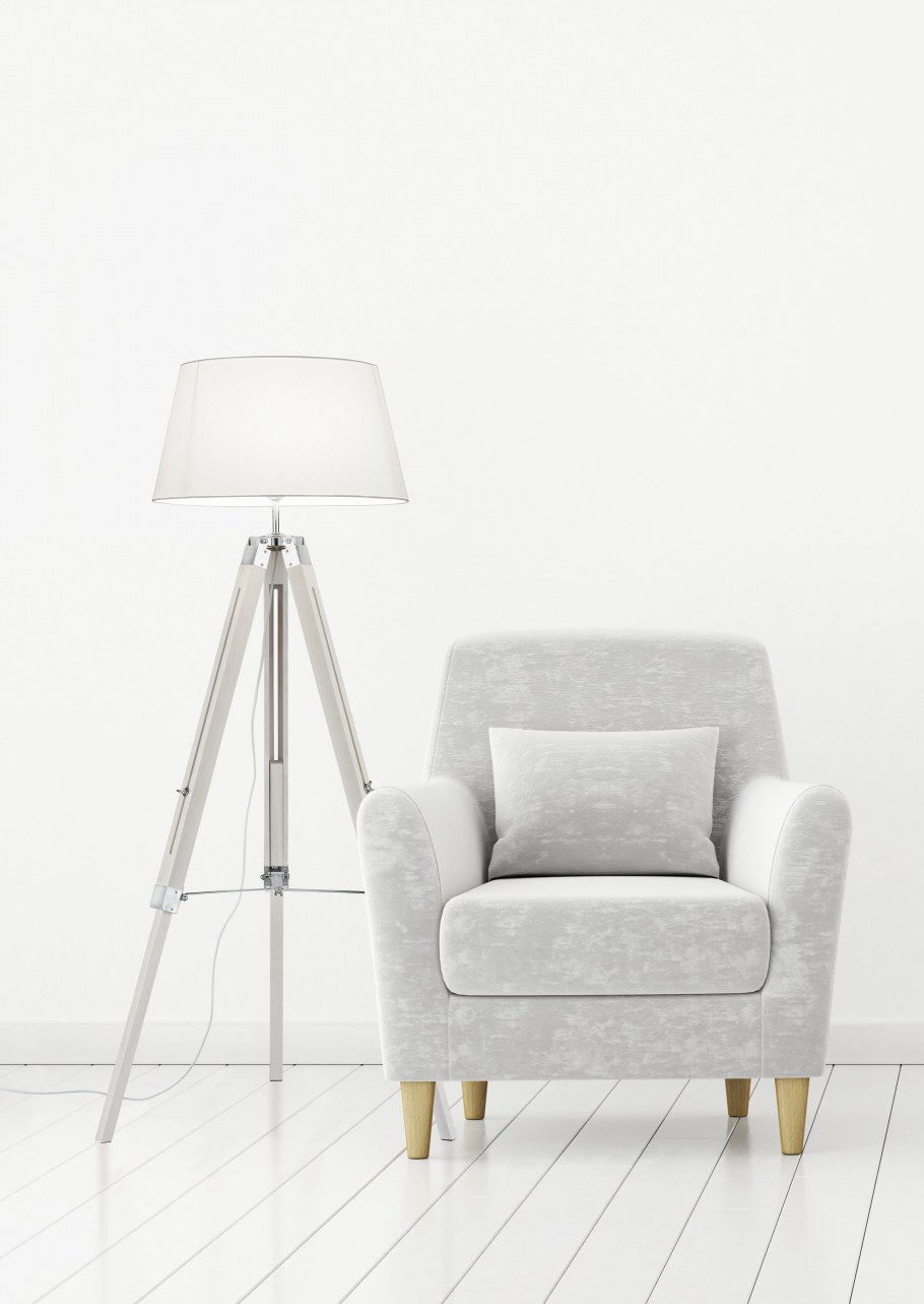 Светлое кресло в интерьере