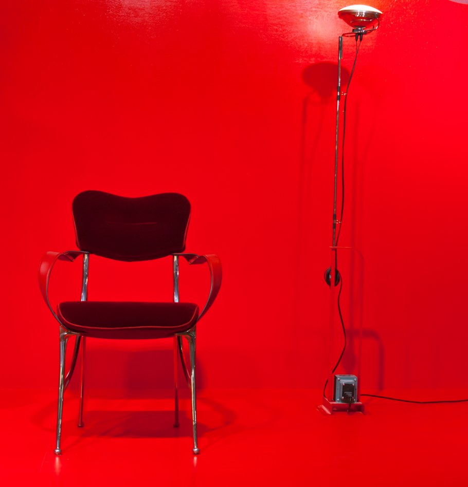 Красное кресло и торшер