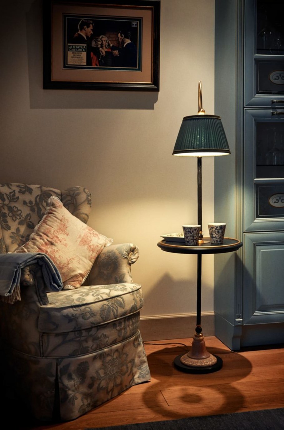 Кресло с торшером