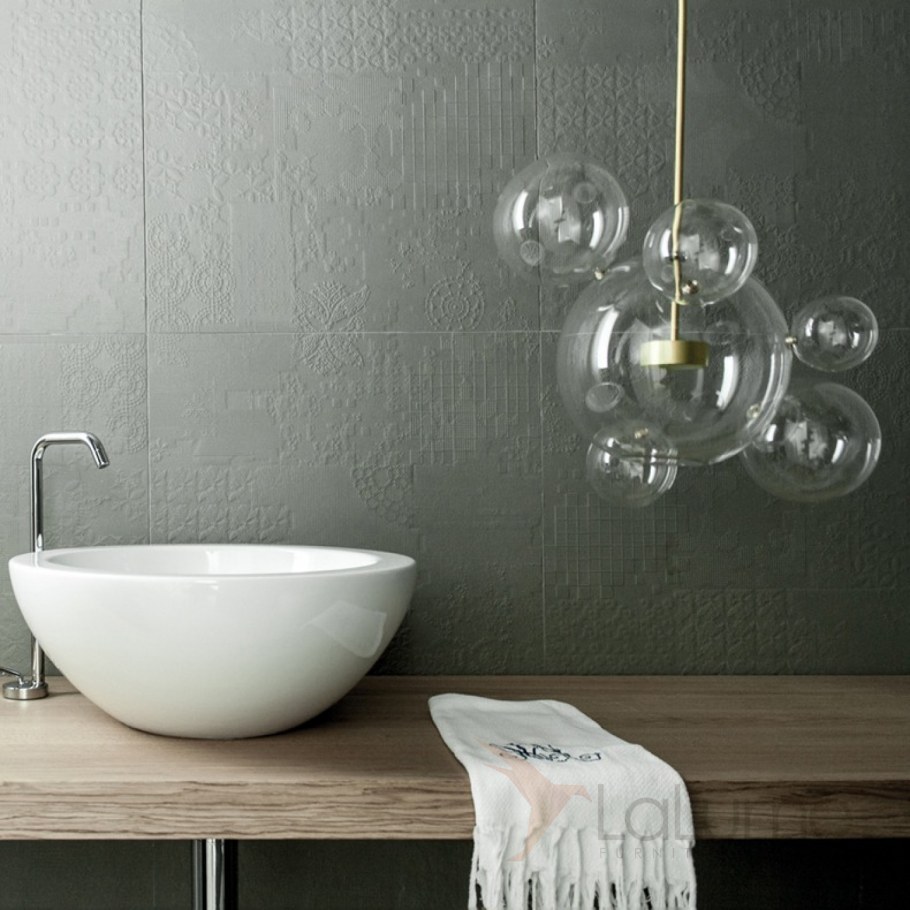 Подвесные светильники в ванной у зеркала