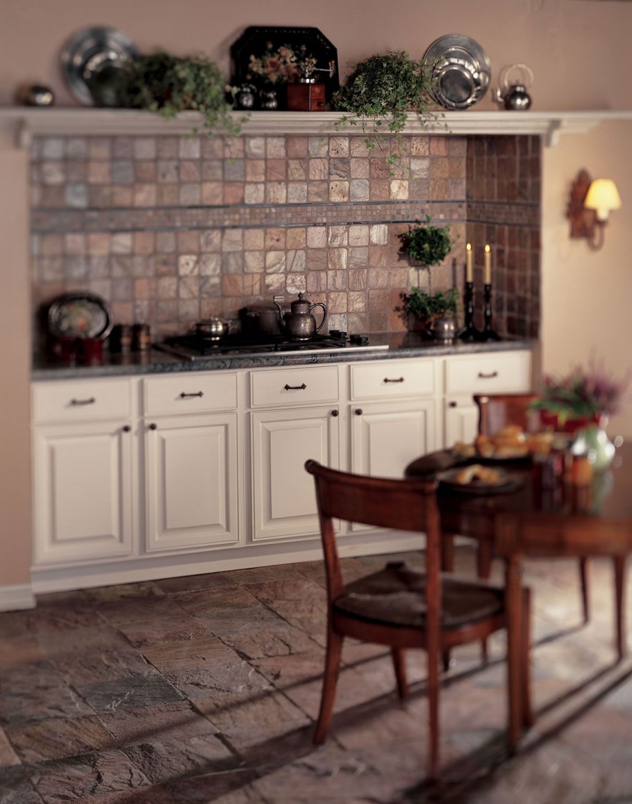 Кухонная зона из плитки