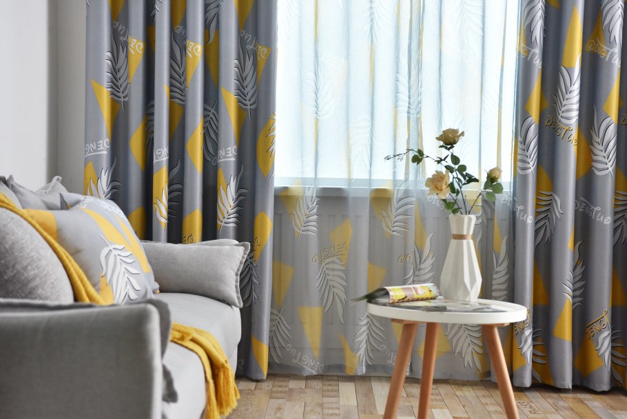Комната с желтыми шторами
