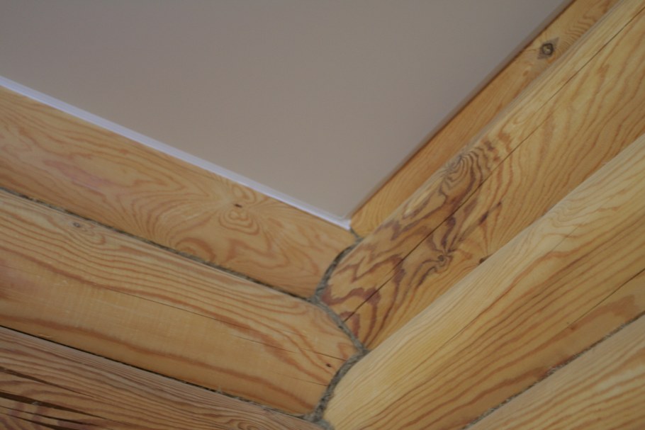 Конопатка сруба джутовой веревкой