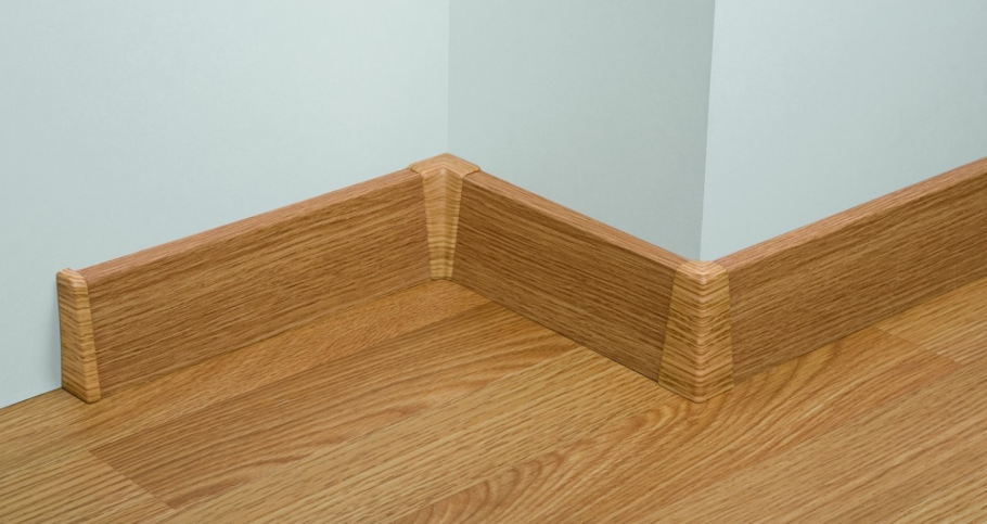 Канат между бревнами