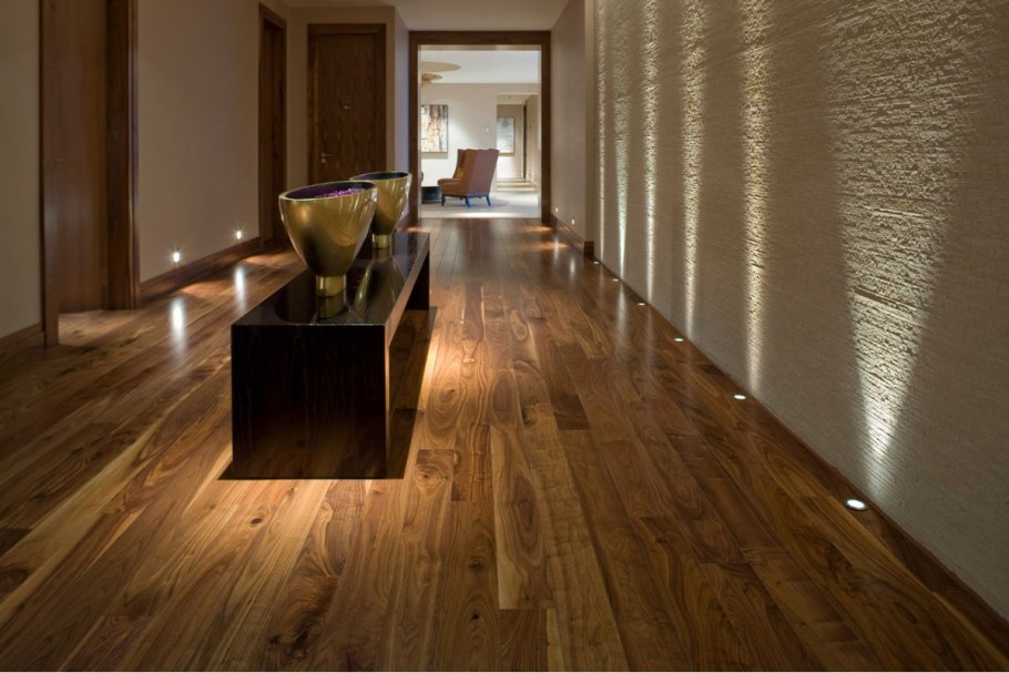 Стык плитки и ламината без порожка через компенсатор пробковый