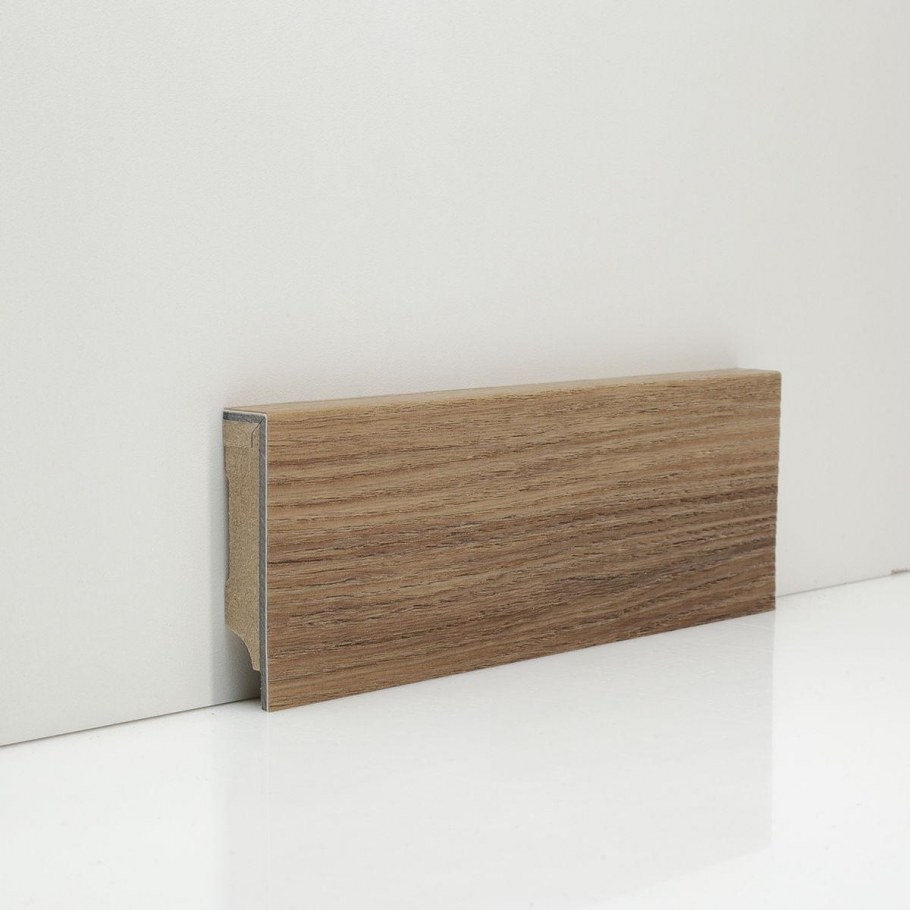 Плинтус и шкаф