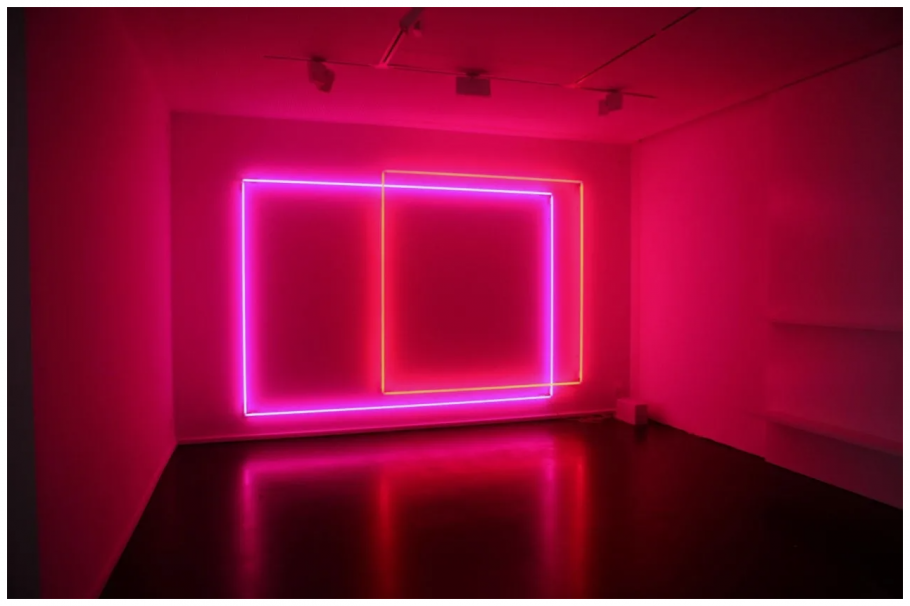 Комната с неоновой подсветкой