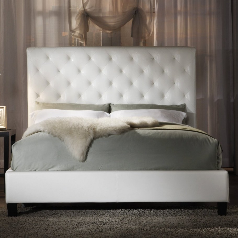 Кровать с кожаным изголовьем белая
