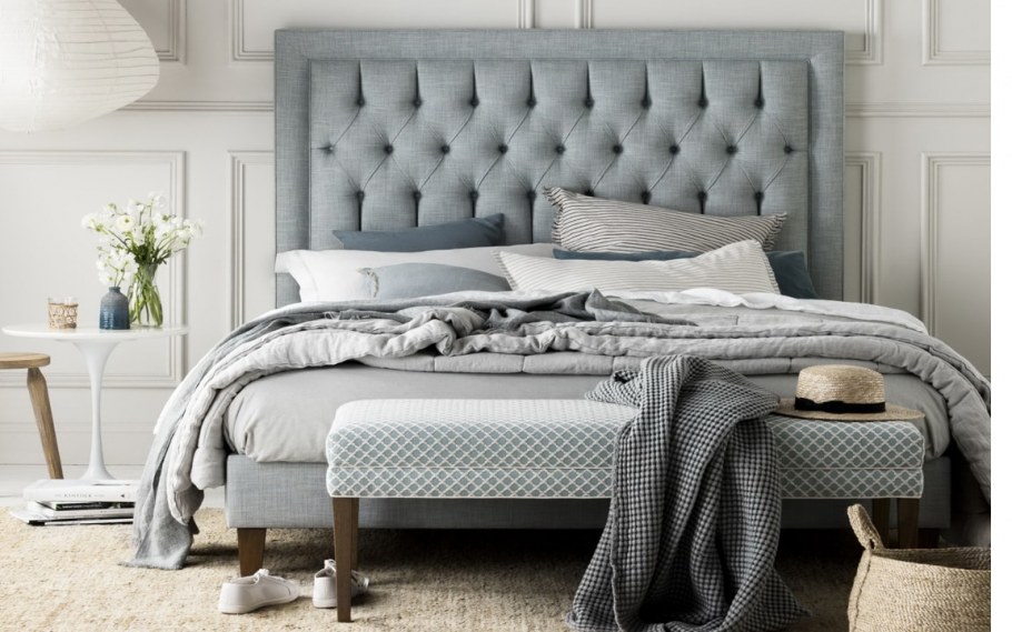 Синяя бархатная кровать