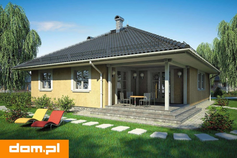 Баня с вальмовой крышей и террасой