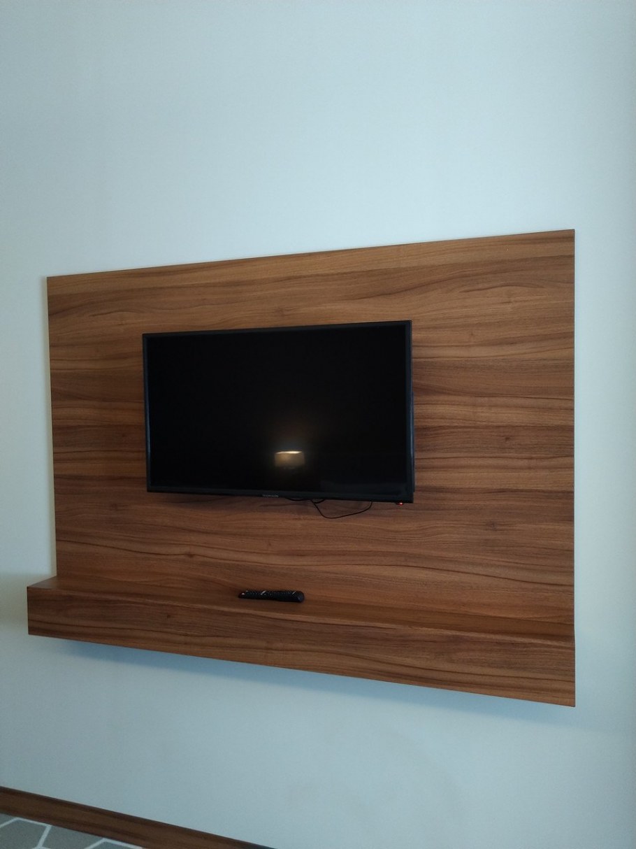 Телевизор на деревянной панели на стене