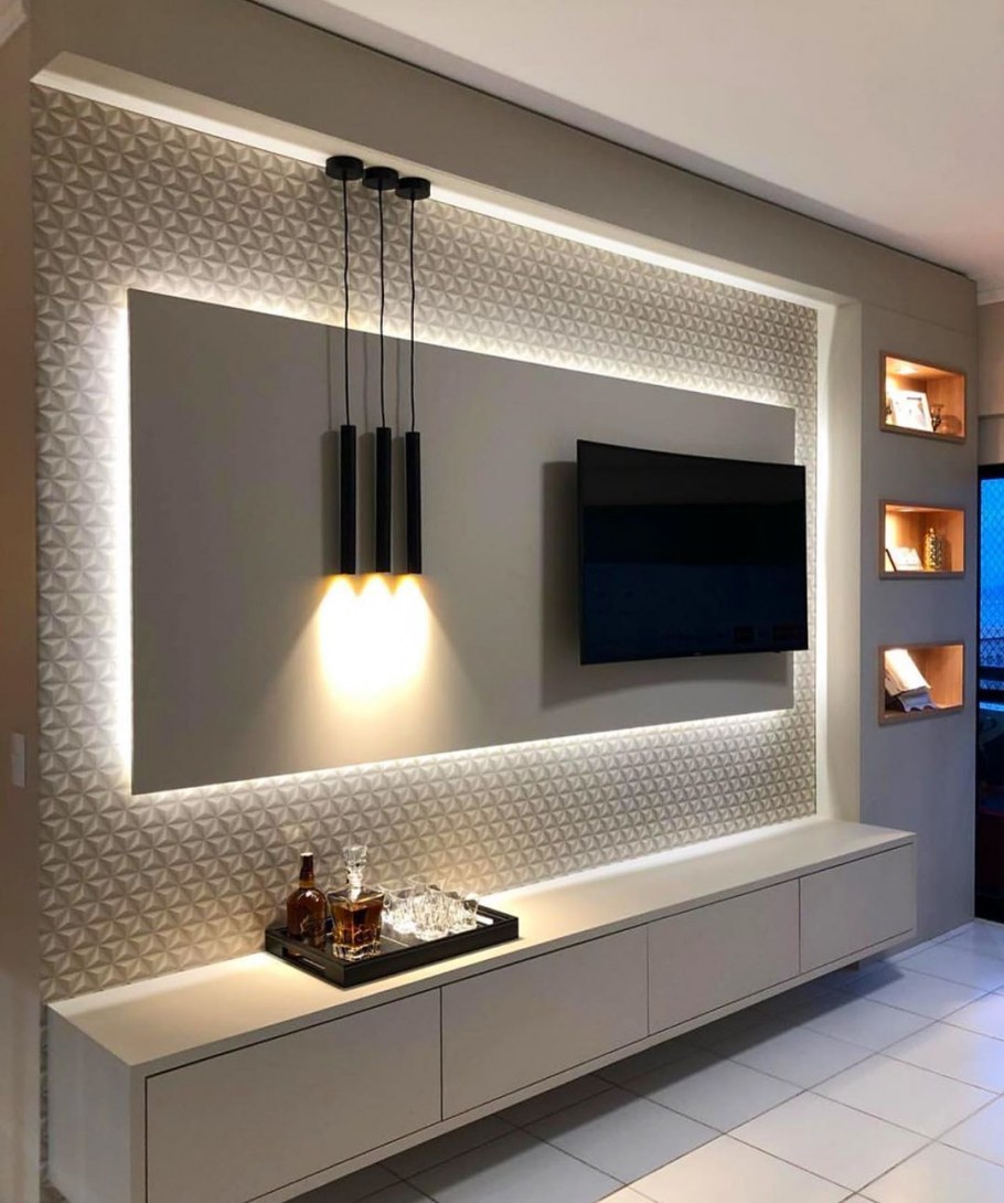 Телевизор на деревянной панели