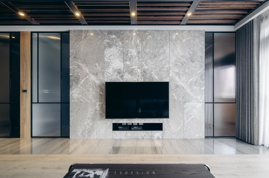 Телевизор на стене