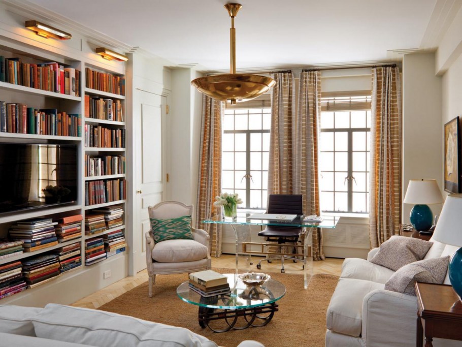 Гостиная с книжными стеллажами