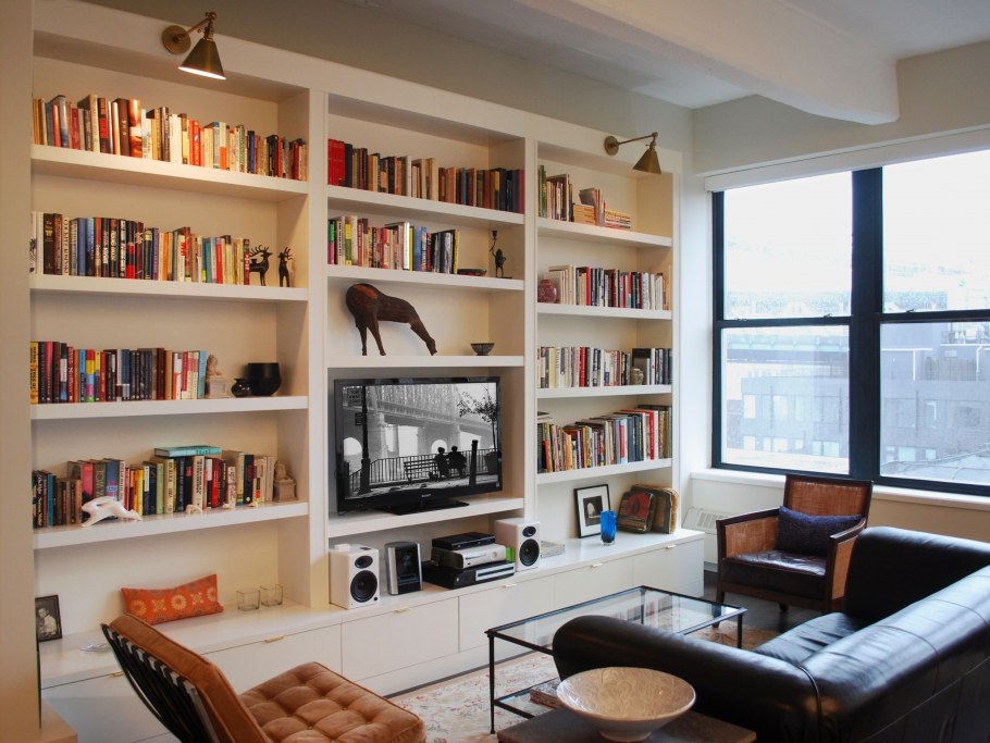 Гостиная, совмещенная с библиотекой