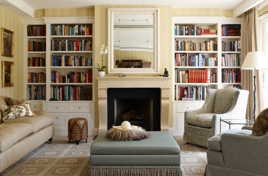 Гостиная с книжными стеллажами