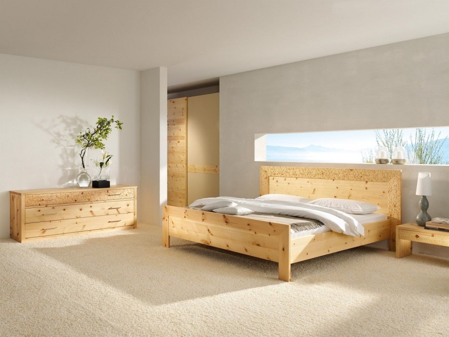 Спальня с деревянной мебелью