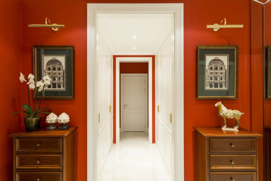 Прихожая в оранжевых тонах