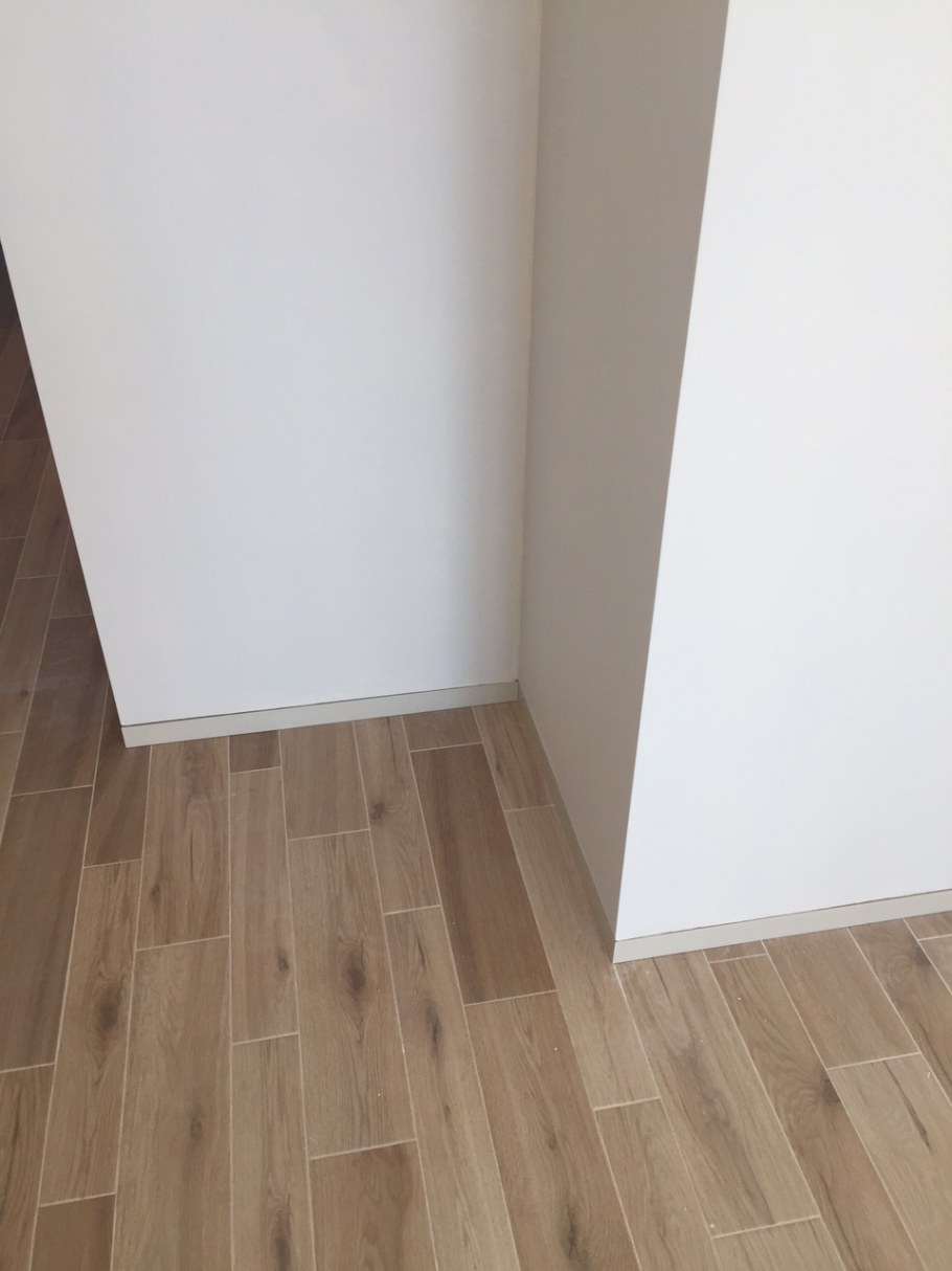 Укладка ламината без плинтуса