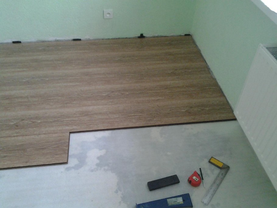 Укладка ламината без плинтуса с конечным профилем