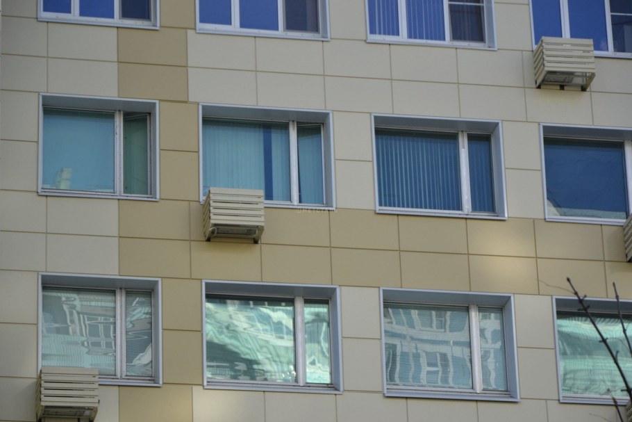 Кондиционер на фасаде балкона